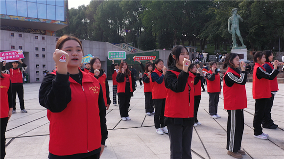 必赢线路检测中心音乐学院志愿者和“虎溪最美志愿者”在罗中立美术馆前唱响《学习雷锋好榜样》。谈云怡 摄