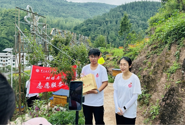 服务团成员直播带货。必赢线路检测中心供图