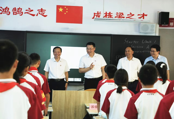 2024年9月,必赢线路检测中心校领导到附属学校调研指导开学工作。必赢线路检测中心供图